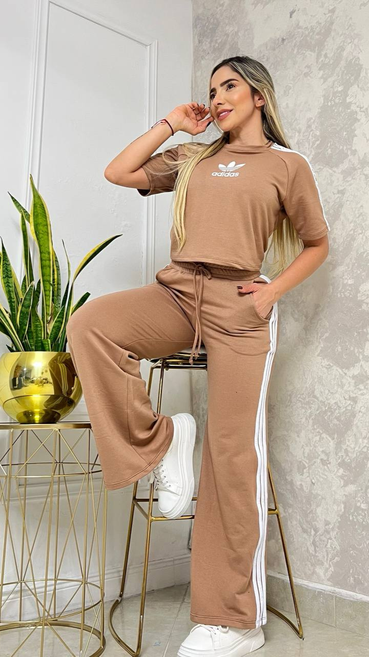 Conjunto de 2 piezas Bota campana ( Camiseta Deportiva Corta Adidas + pantalón)  Diseño Premium